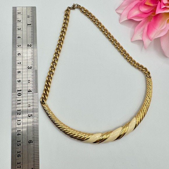Vintage Monet Twisted Cream Enamel Pendant Choker Necklace Retro Signed 16” - Picture 9 of 13
